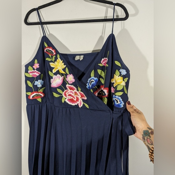 NWOT ASOS Navy Blue Floral Embroidered Pleated Wrap Dress Size 4P - Picture 6 of 13